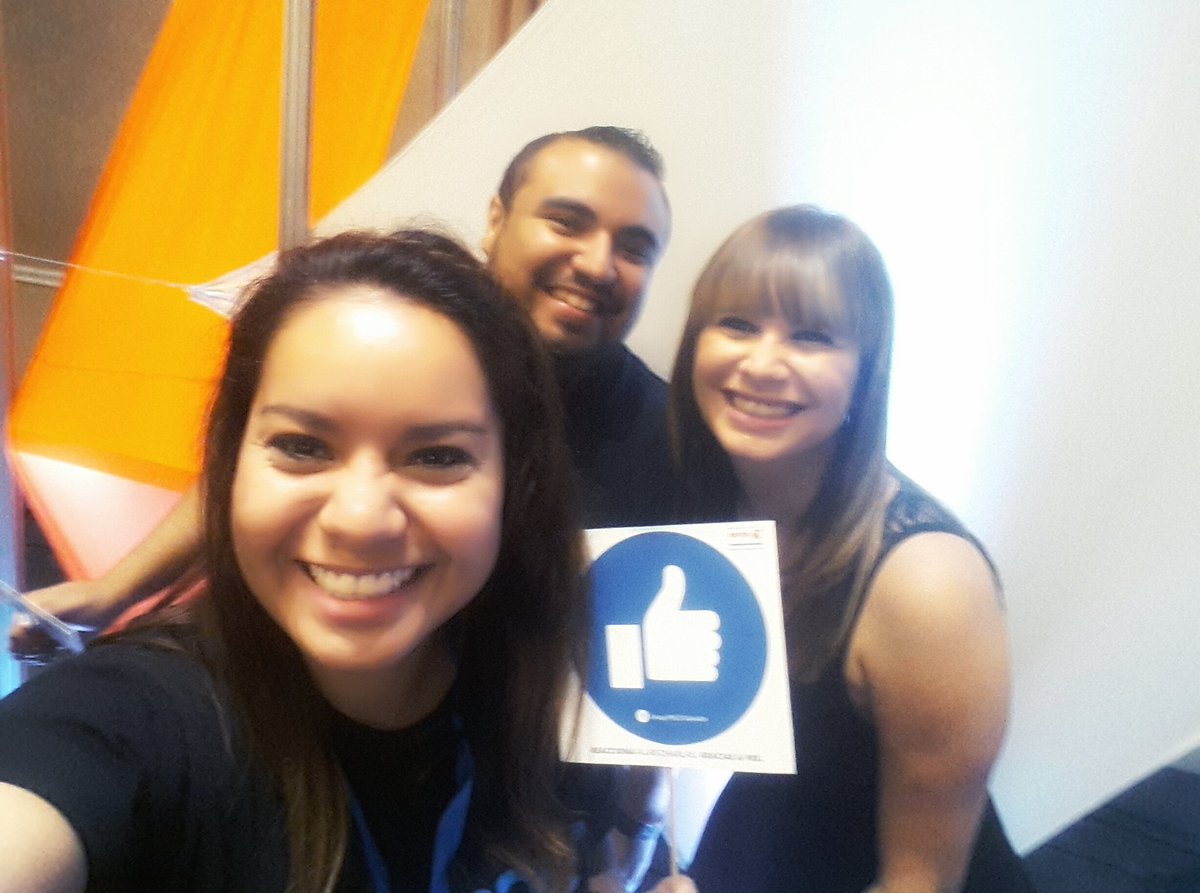 ItsArmandoLopez's tweet photo. Selfie 📷 junto a @Vilmanunez de quién aprendí muchísimo en el #SMDaysv ¡Gracias por compartir! 😃 https://t.co/QcVMs23sDb