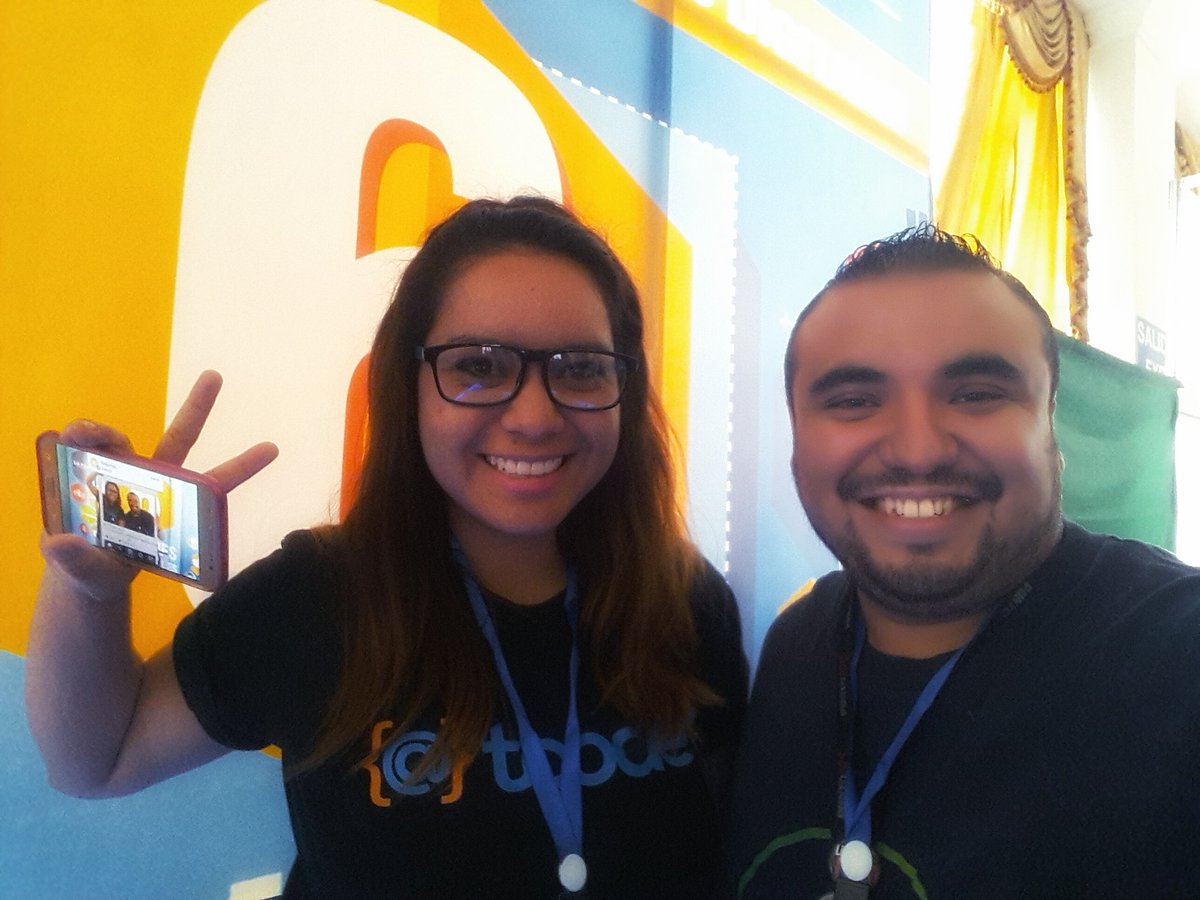 ItsArmandoLopez's tweet photo. ¡Una gran compañía para el #SMDaysv! Esa fuiste tu, @elyaraujo de @Attcode ☺ https://t.co/7jI30ng0UK