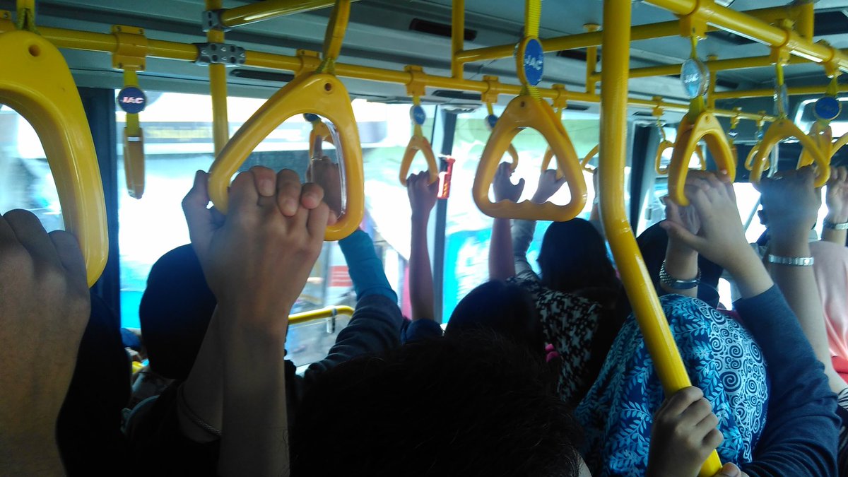 hestiyes's tweet photo. pa @ridwankamil  bis bagus, tp penuh masih di paksa masuk, oknum kndektur masih bikin ga nyaman, sebaiknya di apakan https://t.co/gkasV7rlrc