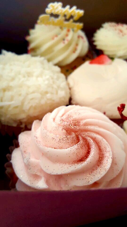 spoon_iu's tweet photo. When cupcakes literally add a little sparkle to your day 👌🏼✨ https://t.co/T7rYGLlH8x