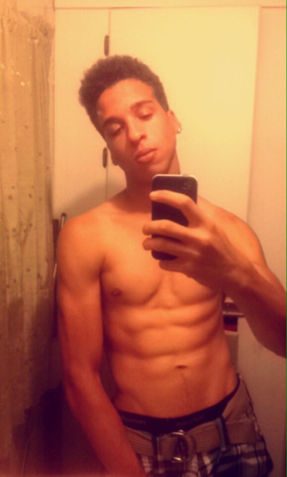 God_of_Fros's tweet photo. I'm gonna get in on this before it stops trending😅#lightskinbreaktheinternet https://t.co/vLAbVc69jq