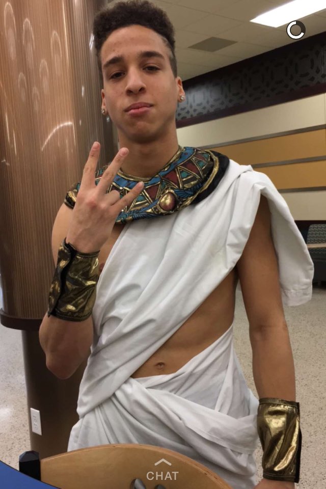 God_of_Fros's tweet photo. I'm gonna get in on this before it stops trending😅#lightskinbreaktheinternet https://t.co/vLAbVc69jq