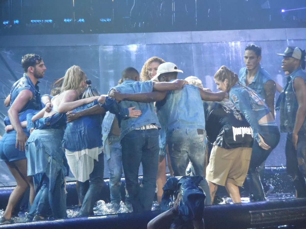 __tamara21's tweet photo. My favorite Crew of all time!! πππ #BieberCrew https://t.co/CQ2vAfIEwM