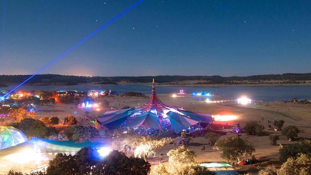 Portogallo: Tempio della cultura alternativa, il Boom Festival si prepara ad accogliere migliaia di giovani nel paradiso naturale del Naturtejo 1 Portogallo BOOM Festival laguna di Idanha-a-Nova