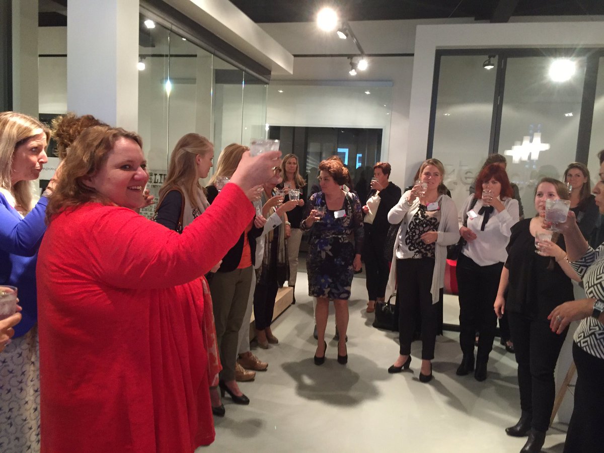 SisinBiz's tweet photo. Ruring onze inspirerende kennissessie afgelopen maandag. Mentees zoeken mentoren, vrouwen sluiten. Interesse? https://t.co/Vxc8DvnfOW
