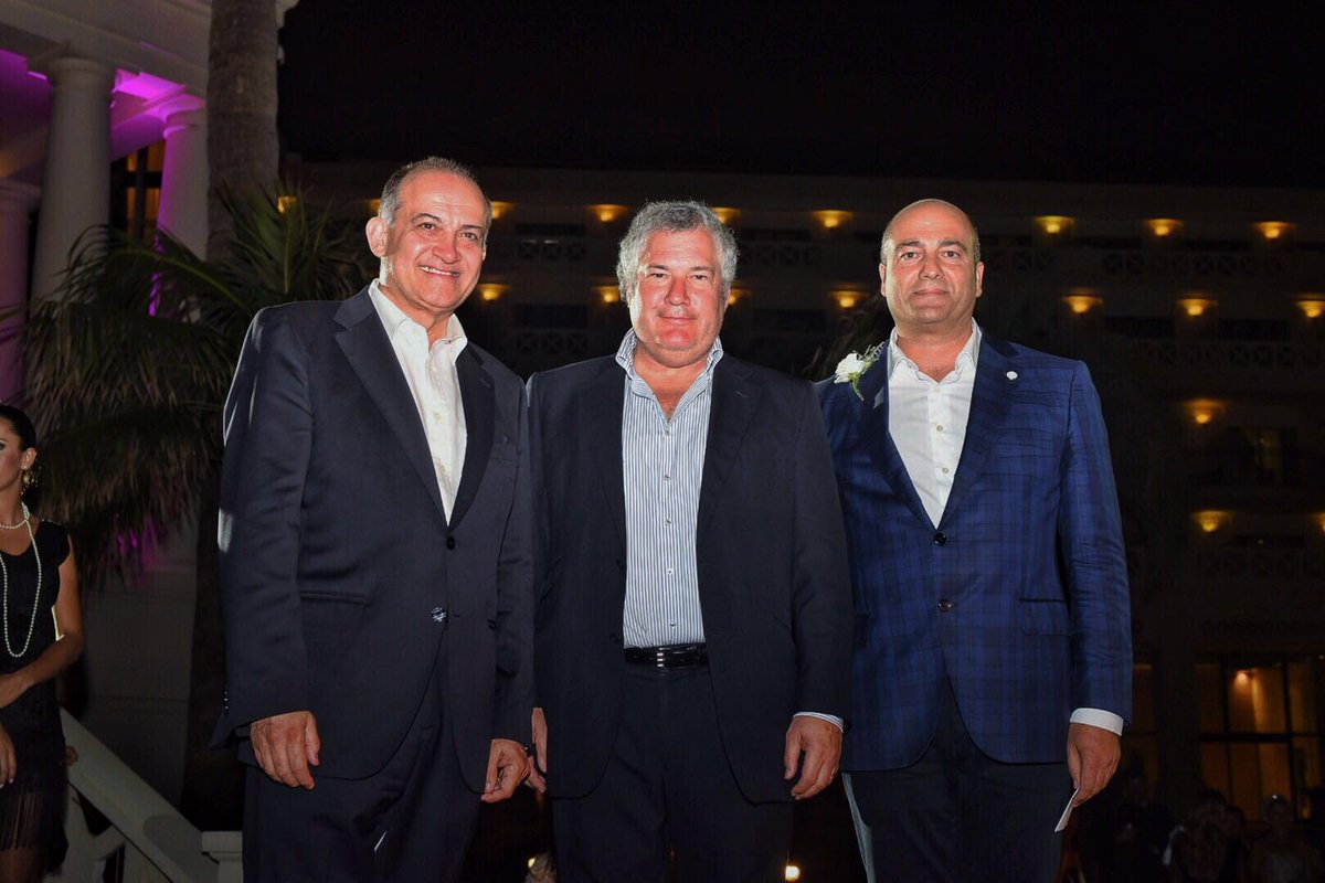 hoteles_santos's tweet photo. Espectáculo final en el @H_Las_Arenas! Haciendo honor a su #FeelTheExcellence #10AniversarioLasArenas https://t.co/zznMUkhEMS