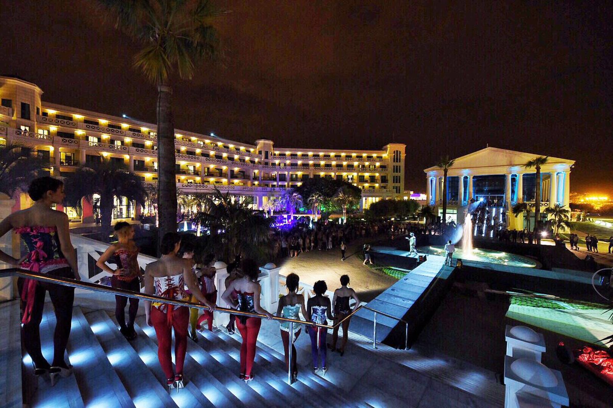 hoteles_santos's tweet photo. Espectáculo final en el @H_Las_Arenas! Haciendo honor a su #FeelTheExcellence #10AniversarioLasArenas https://t.co/zznMUkhEMS