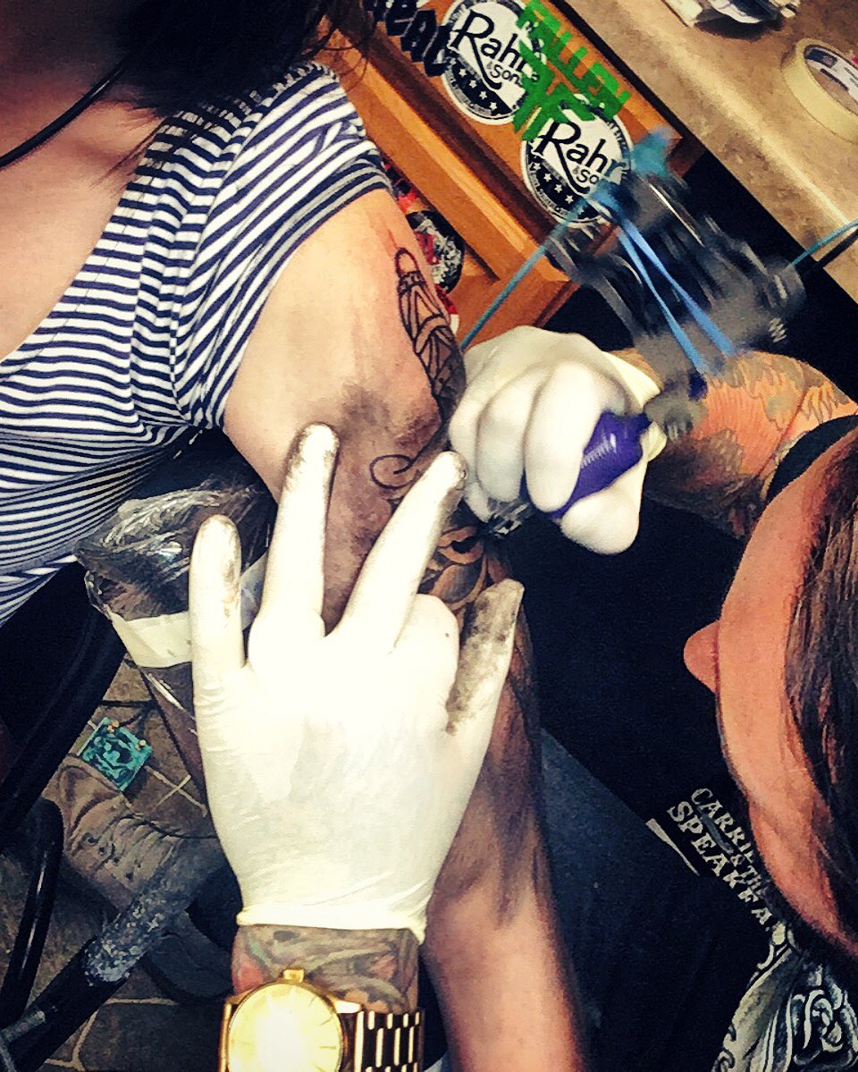 ForRealWriting's tweet photo. Drew McElveney will give you that tingly feeling that every woman's lookin' for #fortworttattooartists #berrystreet https://t.co/Z6KzwBbBsd
