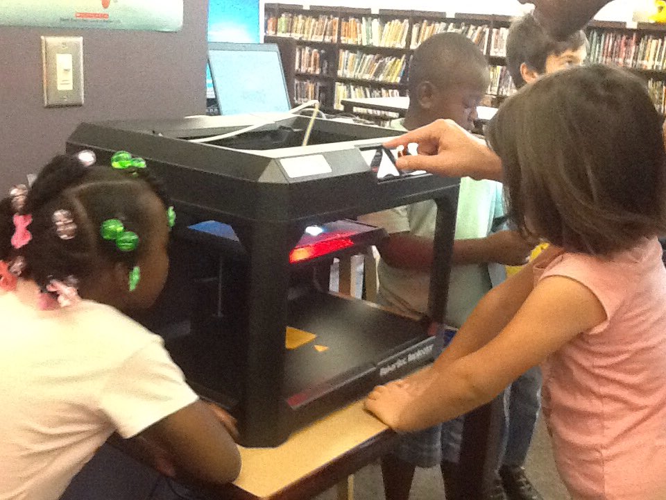 Codington_Lib's tweet photo. Observing the @makerbot 3D printer for today's program
#nhcssummerlibraries
#snipeslibraryrocks
#STEM
#makerspaces https://t.co/ysVx2eHod8