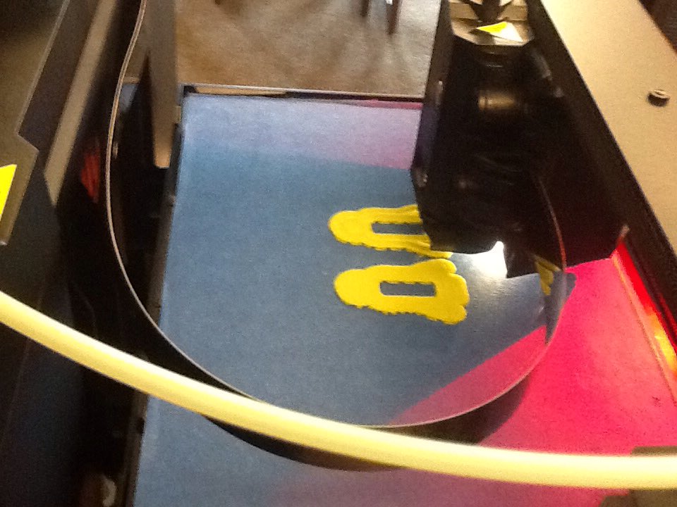 Codington_Lib's tweet photo. Observing the @makerbot 3D printer for today's program
#nhcssummerlibraries
#snipeslibraryrocks
#STEM
#makerspaces https://t.co/ysVx2eHod8