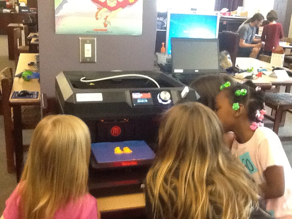 Codington_Lib's tweet photo. Observing the @makerbot 3D printer for today's program
#nhcssummerlibraries
#snipeslibraryrocks
#STEM
#makerspaces https://t.co/ysVx2eHod8