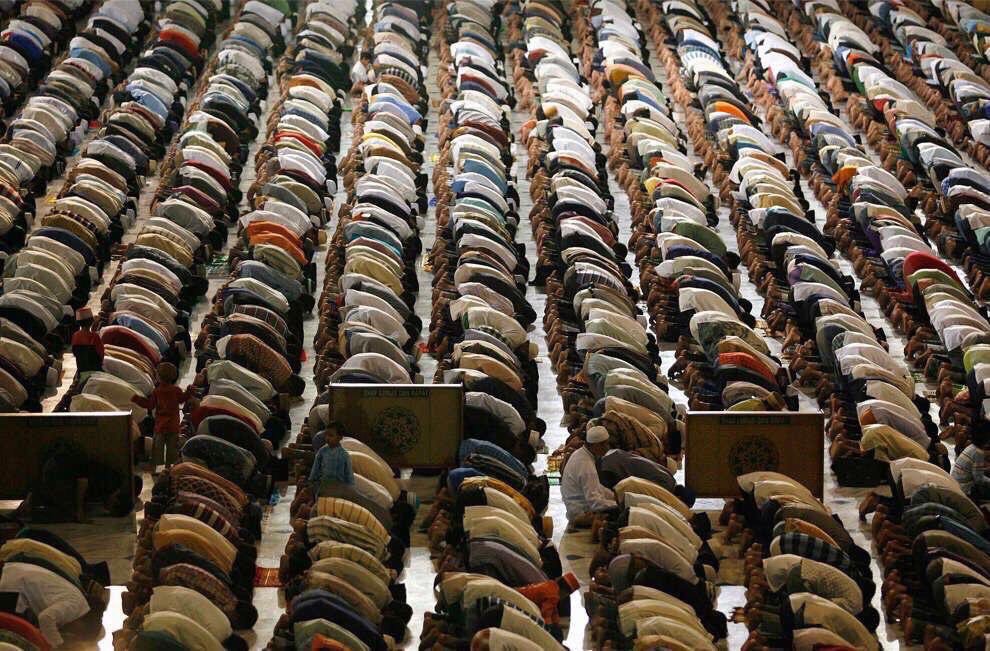 OSAMAnine's tweet photo. عند السجود يكتظ المسجد بالأسرار...💔 https://t.co/FIGyIOLKLk