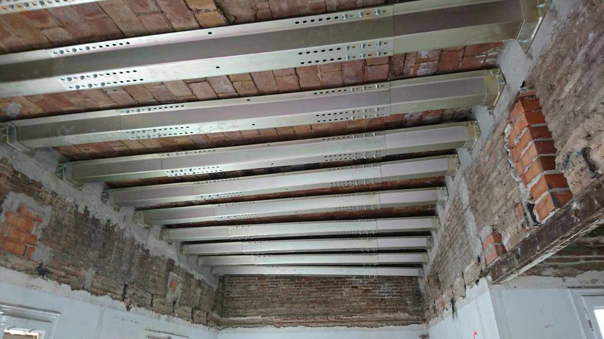 Hola! Estas imágenes muestran como nuestros operarios montan un sistema de refuerzo estructural con <a href="/mecanoviga/">Mecanoviga</a>.