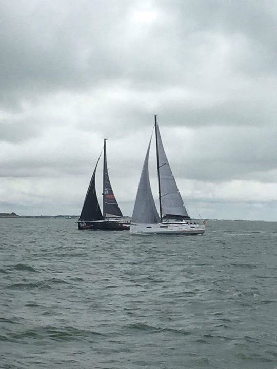 RegisContact's tweet photo. Avec mon ami Serge AVRIL, le magicien de fort Boyard... Sur son bateau Orange et noir, et le mien en premier plan. https://t.co/qfIQmySAuE