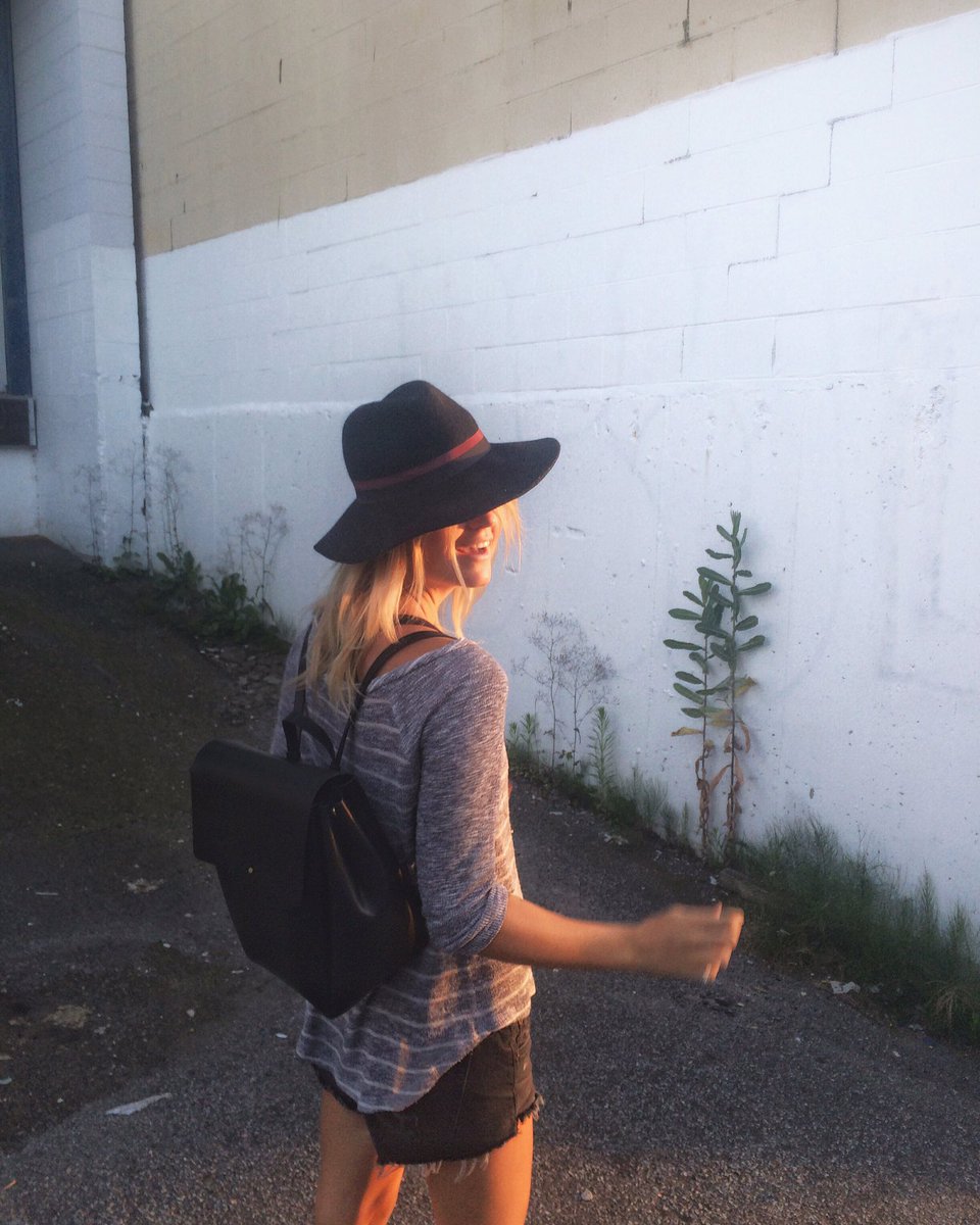 sarahdelaneyart's tweet photo. First thing I bought after winning the #escapecreate @aritzia contest? This leather bag! Becauseππ»β¨! #myaritzia https://t.co/Sz5tFXqbHk