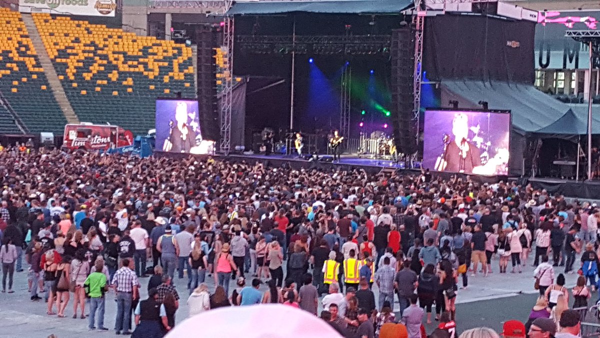 ValerieCheston's tweet photo. @Nickelback #ymmfireaid Amazing concert https://t.co/ksCGZ5zNHN