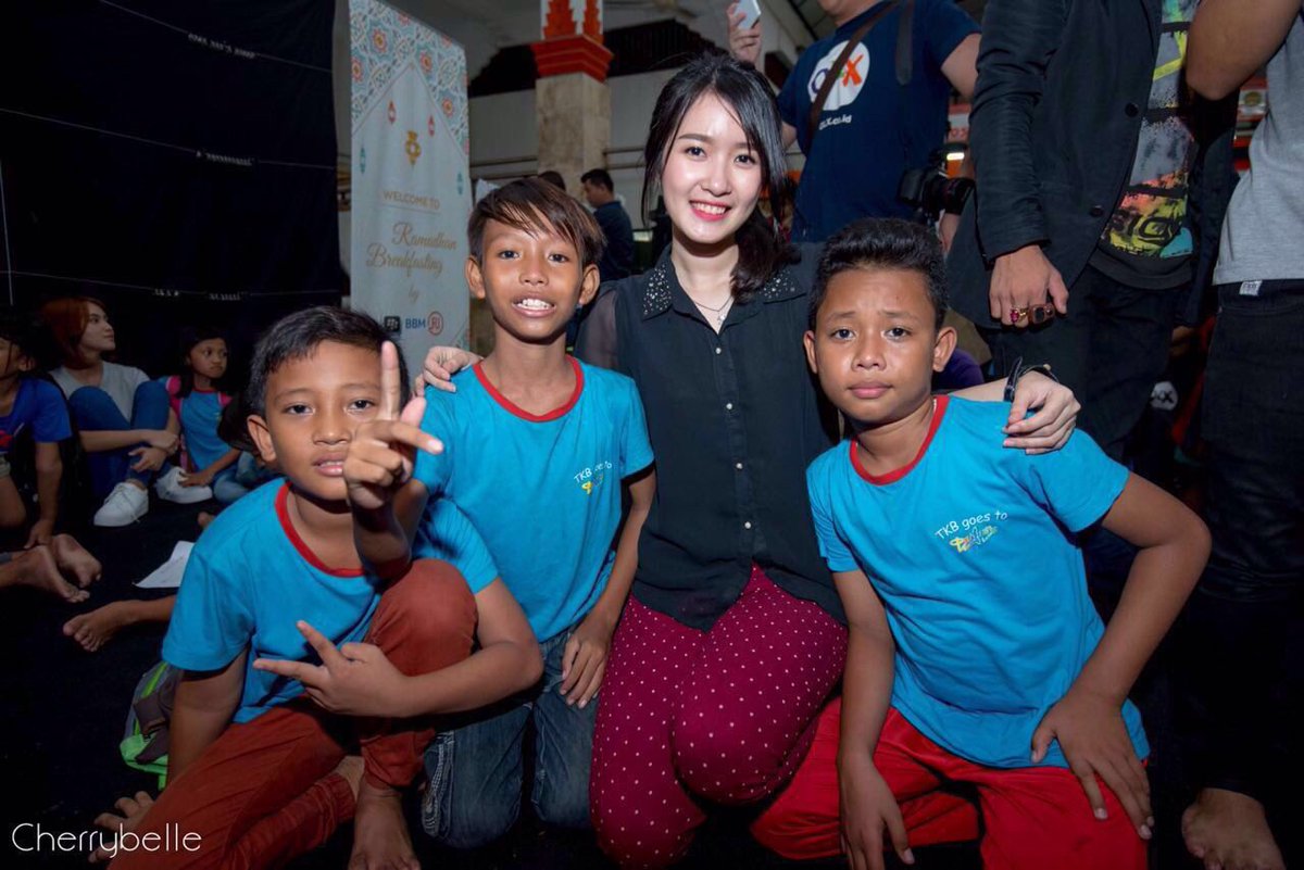 WeCanBeWinners's tweet photo. Dan ini beberapa foto ChiBi bareng sama anak2 jalanan Yayasan Trikusuma Bangsa yg sangat ceria sekali 😊😊 https://t.co/aNLDzqNN3e