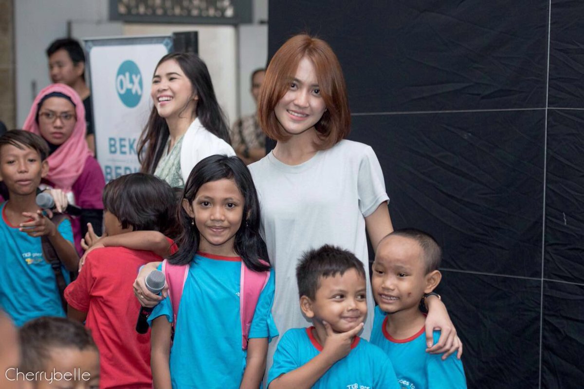 WeCanBeWinners's tweet photo. Dan ini beberapa foto ChiBi bareng sama anak2 jalanan Yayasan Trikusuma Bangsa yg sangat ceria sekali 😊😊 https://t.co/aNLDzqNN3e
