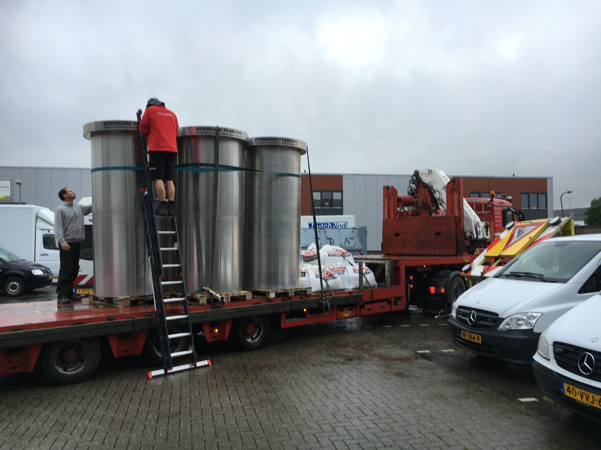 Vanochtend geladen en onderweg naar de Gemeente <a href="/Zuidplas/">Gemeente Zuidplas</a> om 5 plakzuilen te plaatsen. In samenwerking met Spaansen.