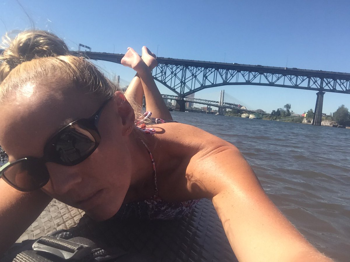 MuffyQuinton's tweet photo. #sup in Portland! #imsowhite #partyofone https://t.co/l4ymmbv2Ic
