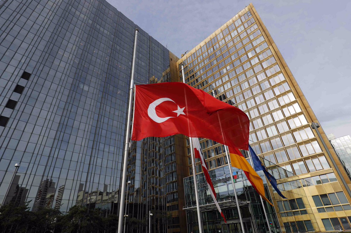 KaiDiekmann's tweet photo. Wir gedenken der Opfer von Istanbul - Trauerbeflaggung vor dem Haus von @axelspringer @BILD @welt #prayforistanbul https://t.co/6gLKSvFEzb