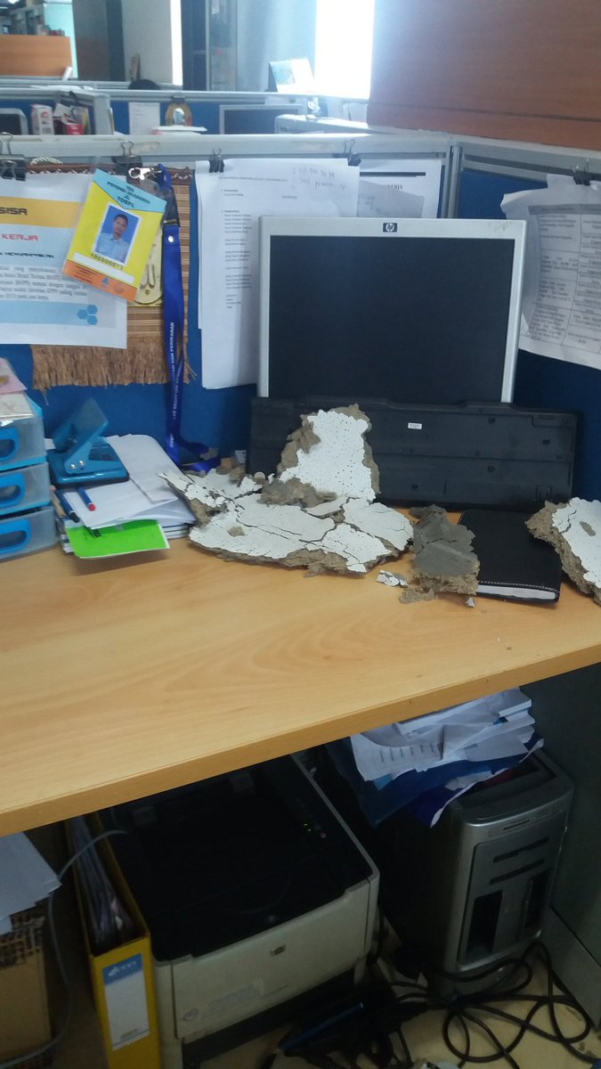 dedefirman2014's tweet photo. Ibu,Atap kantor kami rubuh,Dit. Pengembangan Investasi GMB III LT12 AC bocor.Tks @susipudjiastuti  @Ditjen_PDSPKP https://t.co/htpnJ8ROIL