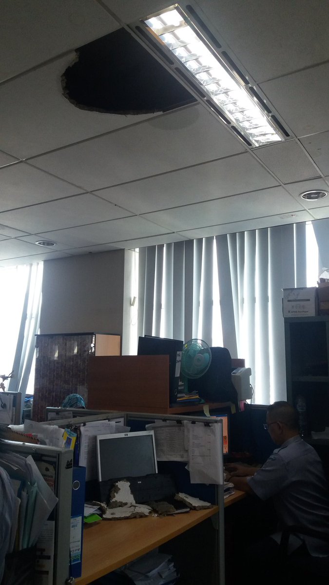 dedefirman2014's tweet photo. Ibu,Atap kantor kami rubuh,Dit. Pengembangan Investasi GMB III LT12 AC bocor.Tks @susipudjiastuti  @Ditjen_PDSPKP https://t.co/htpnJ8ROIL