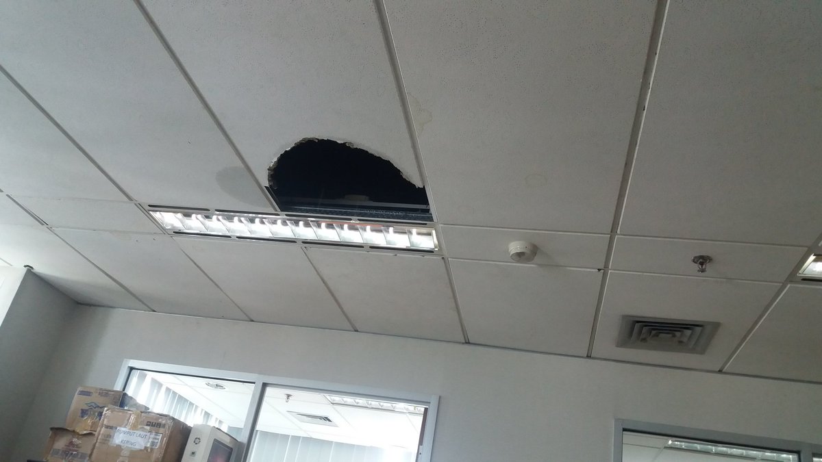 dedefirman2014's tweet photo. Ibu,Atap kantor kami rubuh,Dit. Pengembangan Investasi GMB III LT12 AC bocor.Tks @susipudjiastuti  @Ditjen_PDSPKP https://t.co/htpnJ8ROIL
