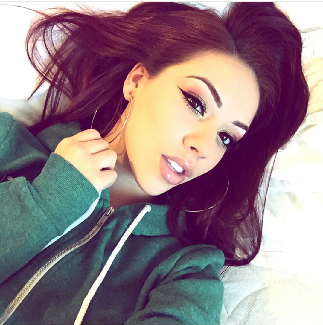 Also, very lesbian. Come at me bitches 😜😜