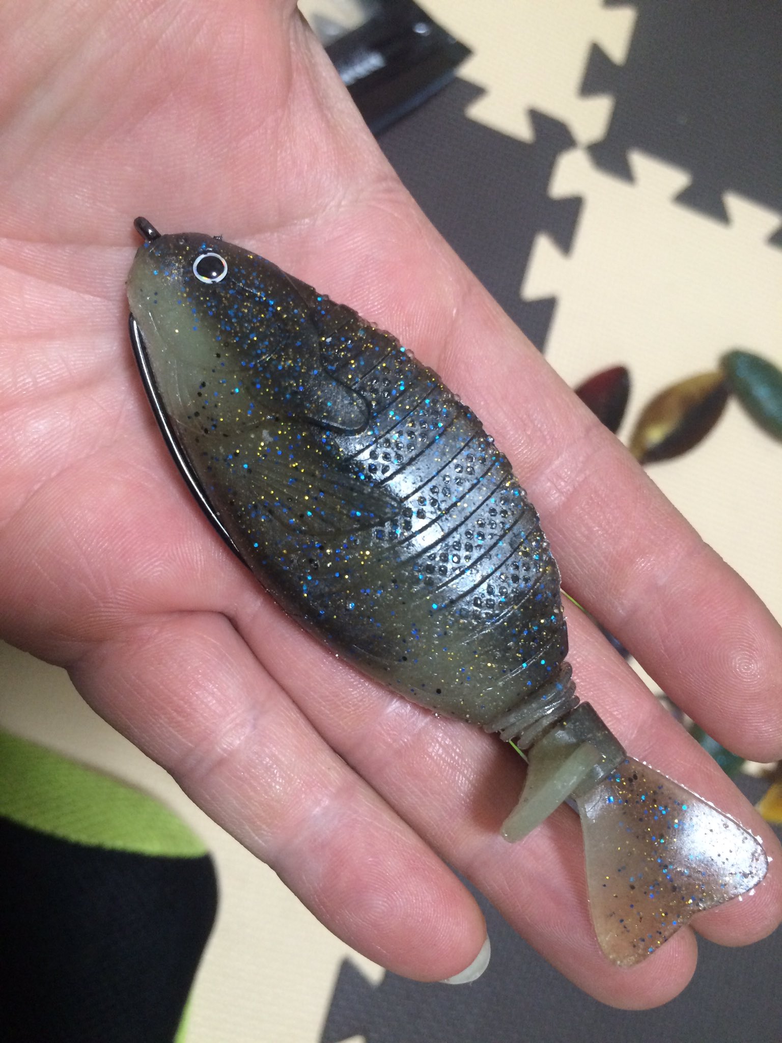 Uzivatel Coo Na Twitteru 今週発売開始となった ドランクレイジー バーガー コンセプトは巻き展開を軸にした約4インチのボディーに6 0フックを隠すギル型ワーム ボディーにはスリム H 構造を採用しノーシンカーでも縦でスイミングするスイムベイトとして完成