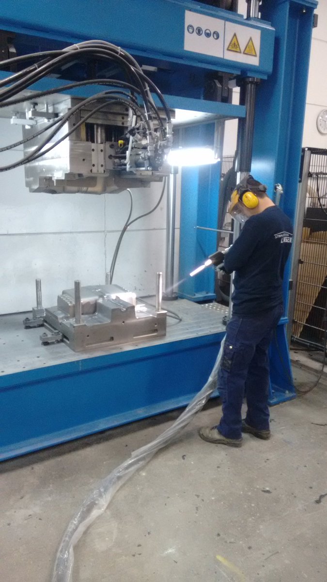 AlexanderCroes's tweet photo. Droog ijs stralen door Linssen straalwerken. Onze mal is weer zo goed als nieuw! @Indupol_Int_NV #RIM #PU https://t.co/1CTfYHPRHZ