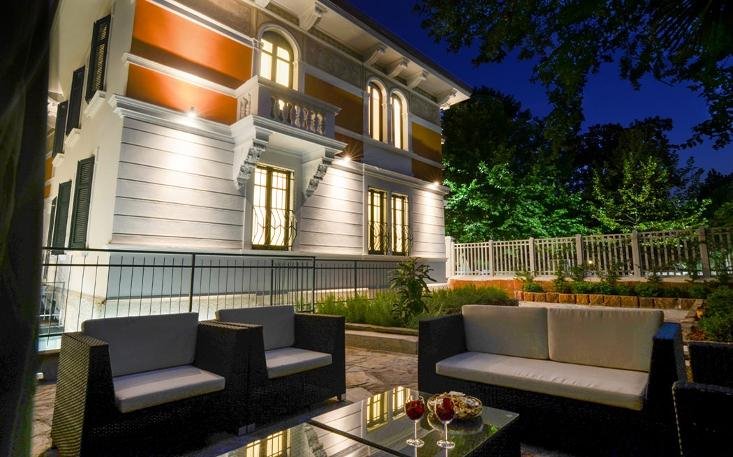 HalldisRentals's tweet photo. Romantic dinner and wine for two. #Villa #PiazzaleMassari
 #Milan #Halldis https://t.co/PAdBUC1y7A https://t.co/oQOWPMnDoh