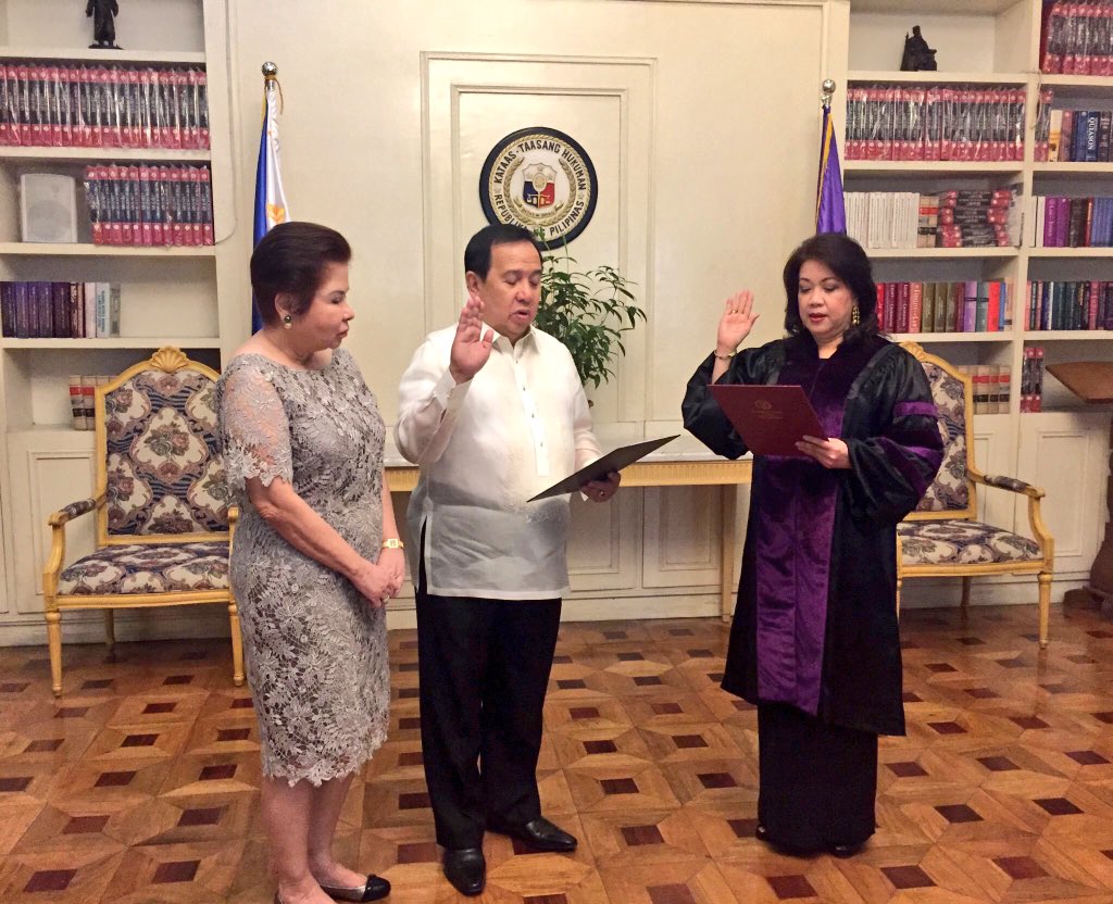 DZMMTeleRadyo's tweet photo. Senador Richard Gordon, nanumpa din sa harap ni CJ Sereno. (Courtesy: @SCPh_PIO) https://t.co/G5UlOBK6x6 | via @JohnsonDZMM