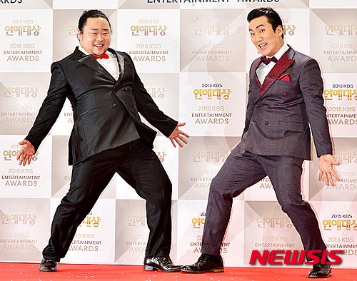 어버이연합에게 명예훼손 혐의로 고소 당한 개그맨 이상훈(34)이 30일 경찰에 출석했다. 딴따라 스키덜이 대통령 비하나 어버이들을 비하하면 자기들이 영웅인줄 안다.개콘은 좌좀들의 아지트다.이넘 에미 애비도없다