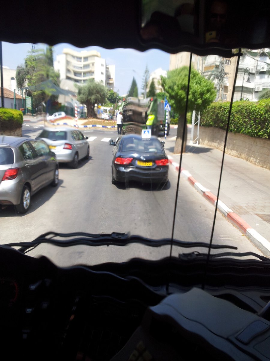 idokius's tweet image. מצב תעבורתי: נוסע באוטובוס שתקוע מאחורי לימוד נהיגה שתקוע מאחורי  משאית זבל