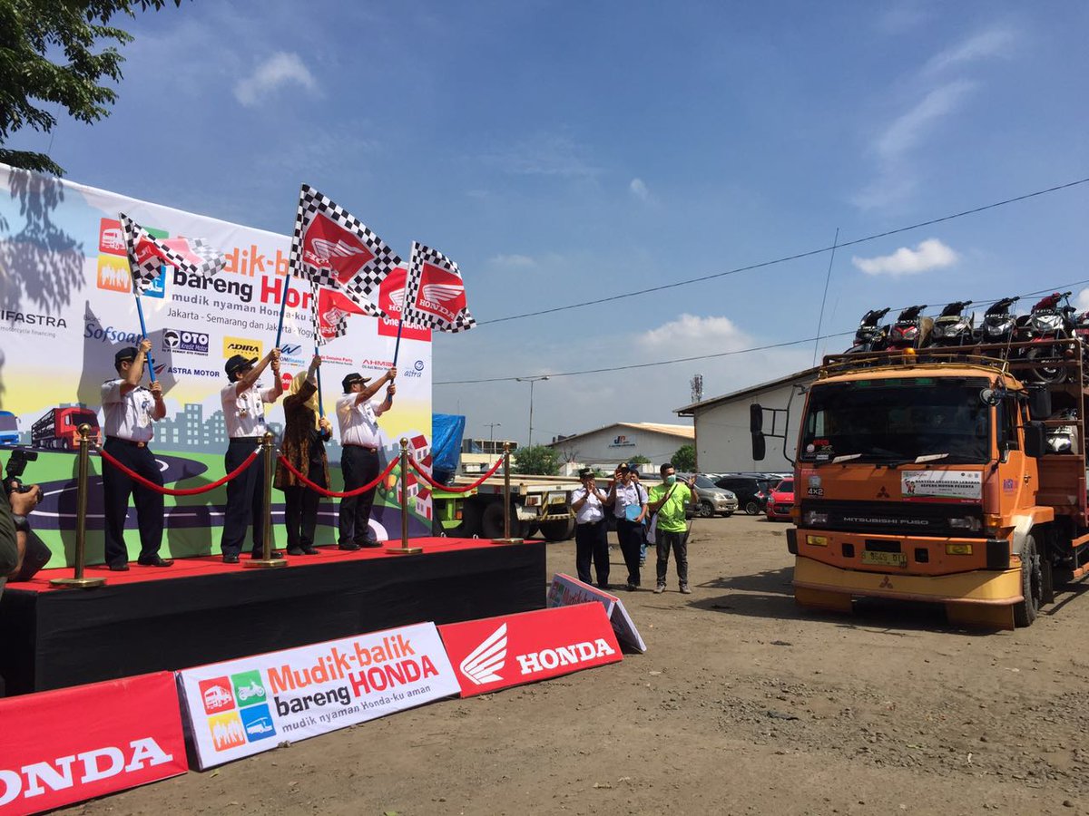 welovehonda's tweet photo. Motor Peserta Mudik Bareng Honda 2016 mulai di berangkatkan Brosis #MBH2016 https://t.co/e9XLavP7pg