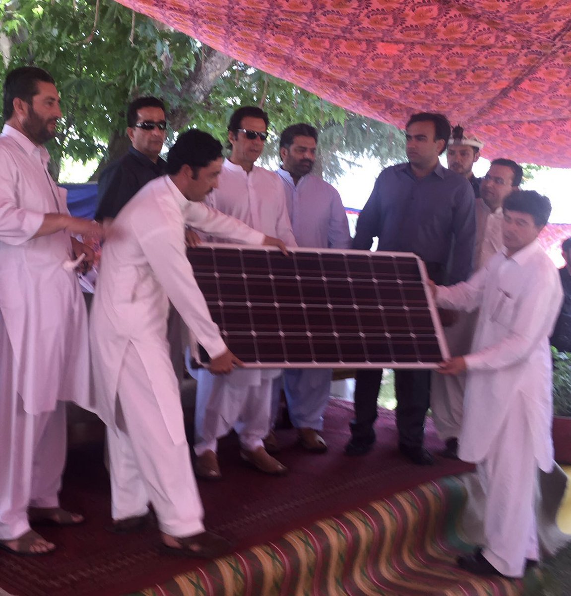 ImranKhanPTI's tweet photo. Solar panels 4 off-grid communities, Chitral w/o elec bec of flood damage. Rs3cr spent by KP govt  4 2750 households https://t.co/aE6EgCWNys