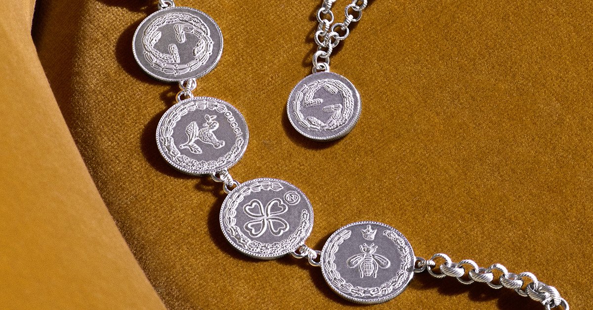 ScintilleJ's tweet photo. Direttamente dalla nuova collezione #Gucci Silver, ciondoli a moneta impreziosiscono un pendente ed un bracciale https://t.co/I3xhA9sH9O
