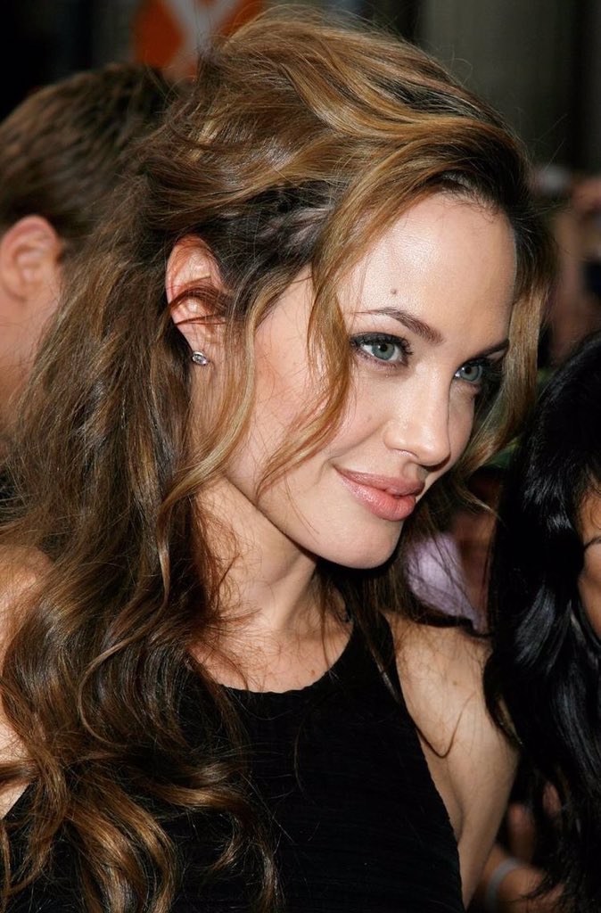 Little Hollywood 中々まだアンジェリーナ ジョリー ピットがしっくり来ないけど監督専念かと思いきやマレフィセントの続編に出演するみたいで子供さん喜ぶってのも理由にはあるのかな 昔の女優アンジーも好きです 幼き頃はパパと一緒に夕張にも来た