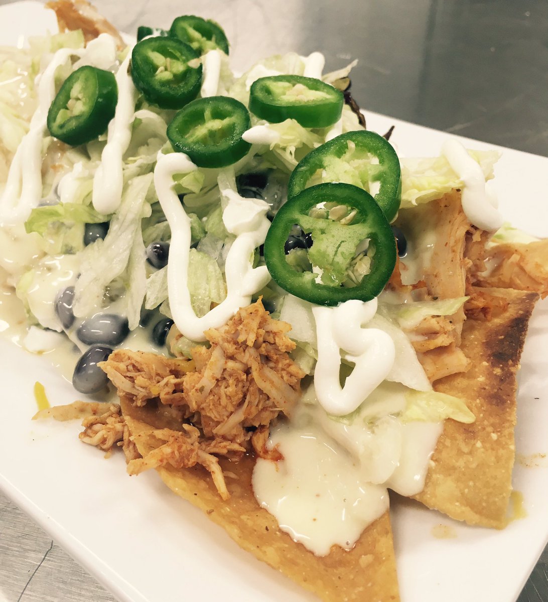 TheOrangeClover's tweet photo. Chicken nachos today! #lunch #kissmygrits https://t.co/G36qPmtQQw