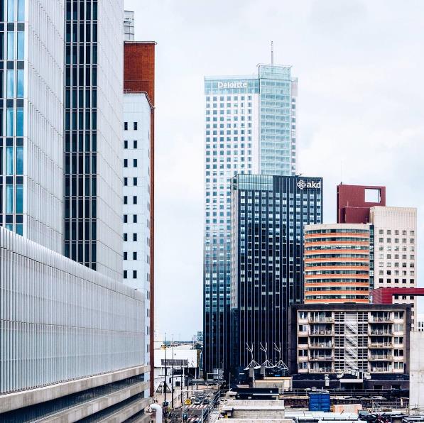 De #Maastoren, thuishaven van AKD Rotterdam vastgelegd door “Gestaltes” (Instagram). Mooi! instagram.com/p/BHPwo51jcsI/