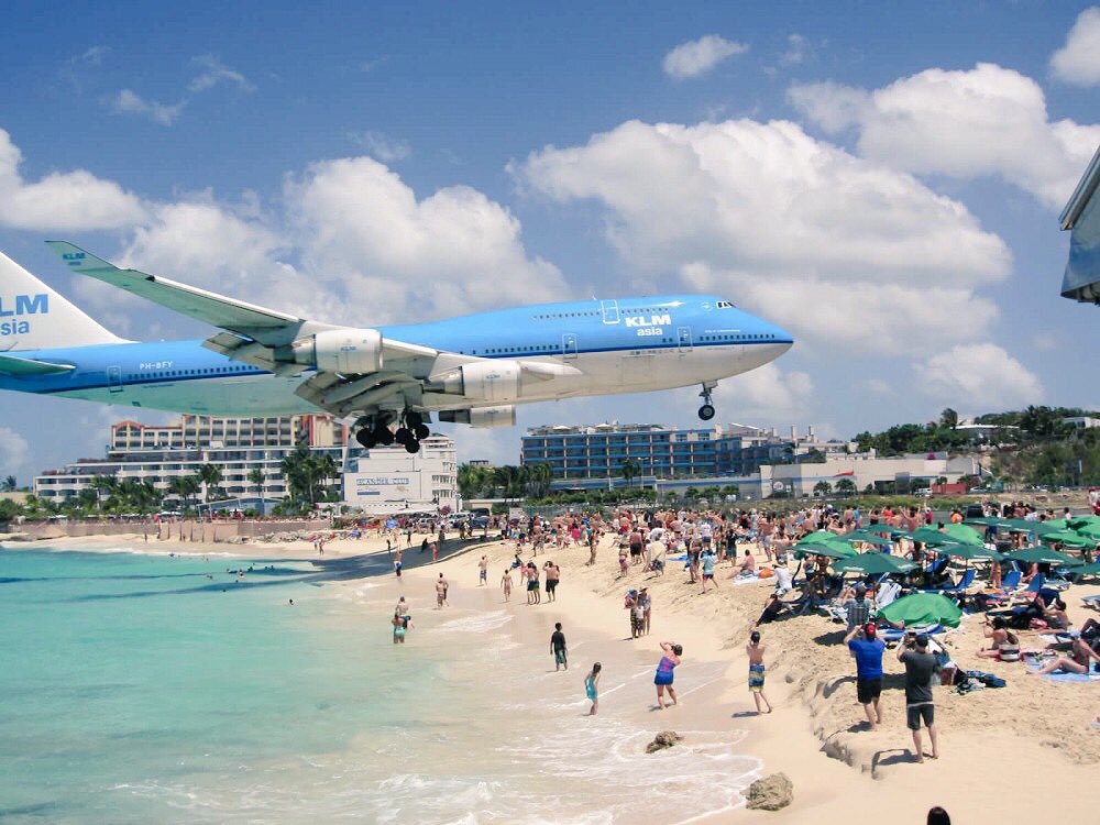 Skeltons クレイジービーチ セントマーチン島 カリブ海のこの島で一風変わった体験ができます 飛行機が頭上を通過するというものです 頑張れば手が届きそうなくらい近いですよね 日本ではまずありえないこのビーチを一度は訪れてみたいものです