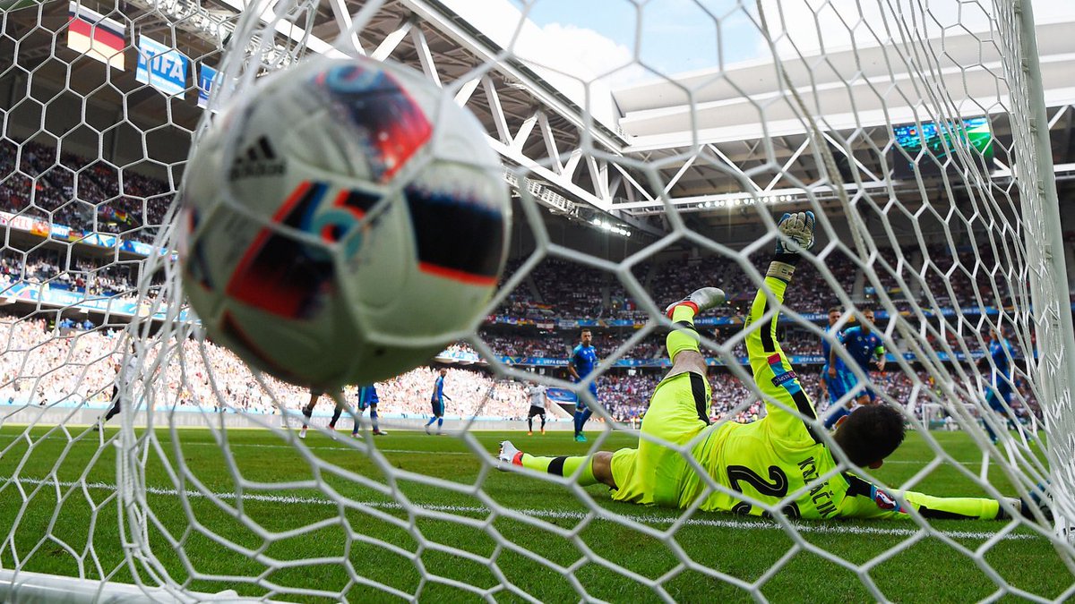 DFB_Team's tweet photo. Wir verlosen unter allen Retweets einen 'used Matchball' aus #GERSVK. #EURO2016 #JederFuerJeden #FirstNeverFollows https://t.co/HsUw8zE5OV