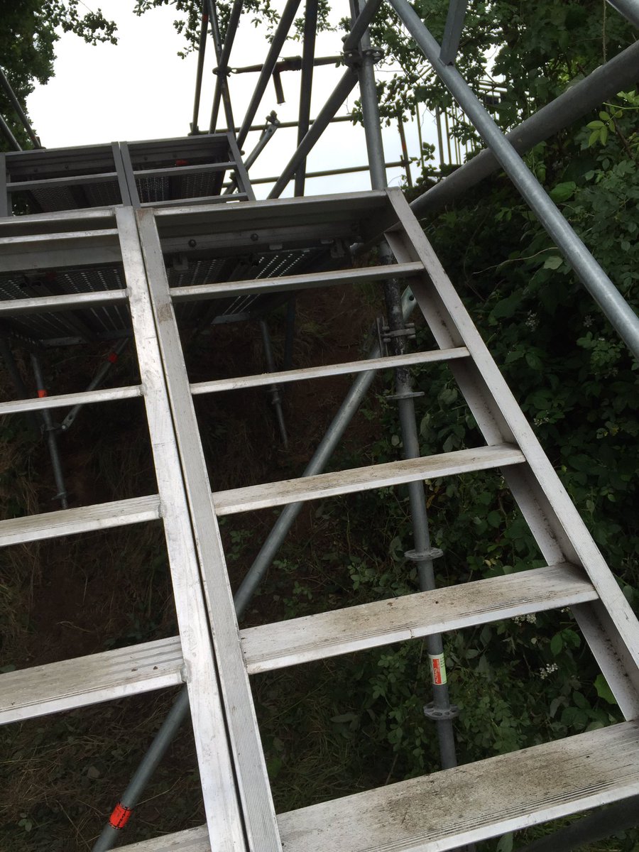 En de zwemtrap is geplaatst.
Er kan geoefend worden.