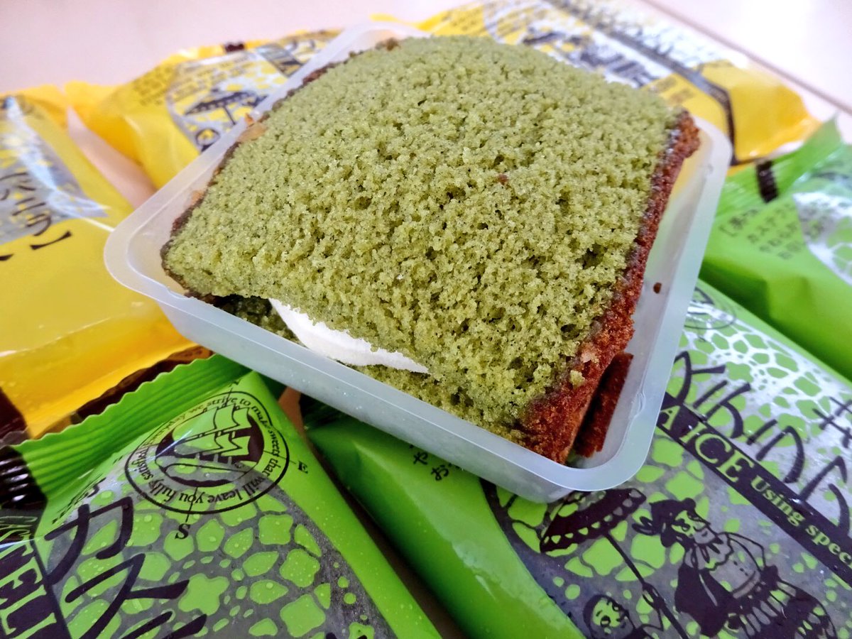 softcream_world's tweet photo. 長崎ニューヨーク堂カステラアイスの試作品！

普通はプレーンのカステラに抹茶アイスをサンドしてますが、これはその逆。

抹茶カステラにバニラアイスを挟んだものです♪

抹茶風味のカステラとバニラアイスのコンビネーションが抜群！ https://t.co/kQmwm94a6b