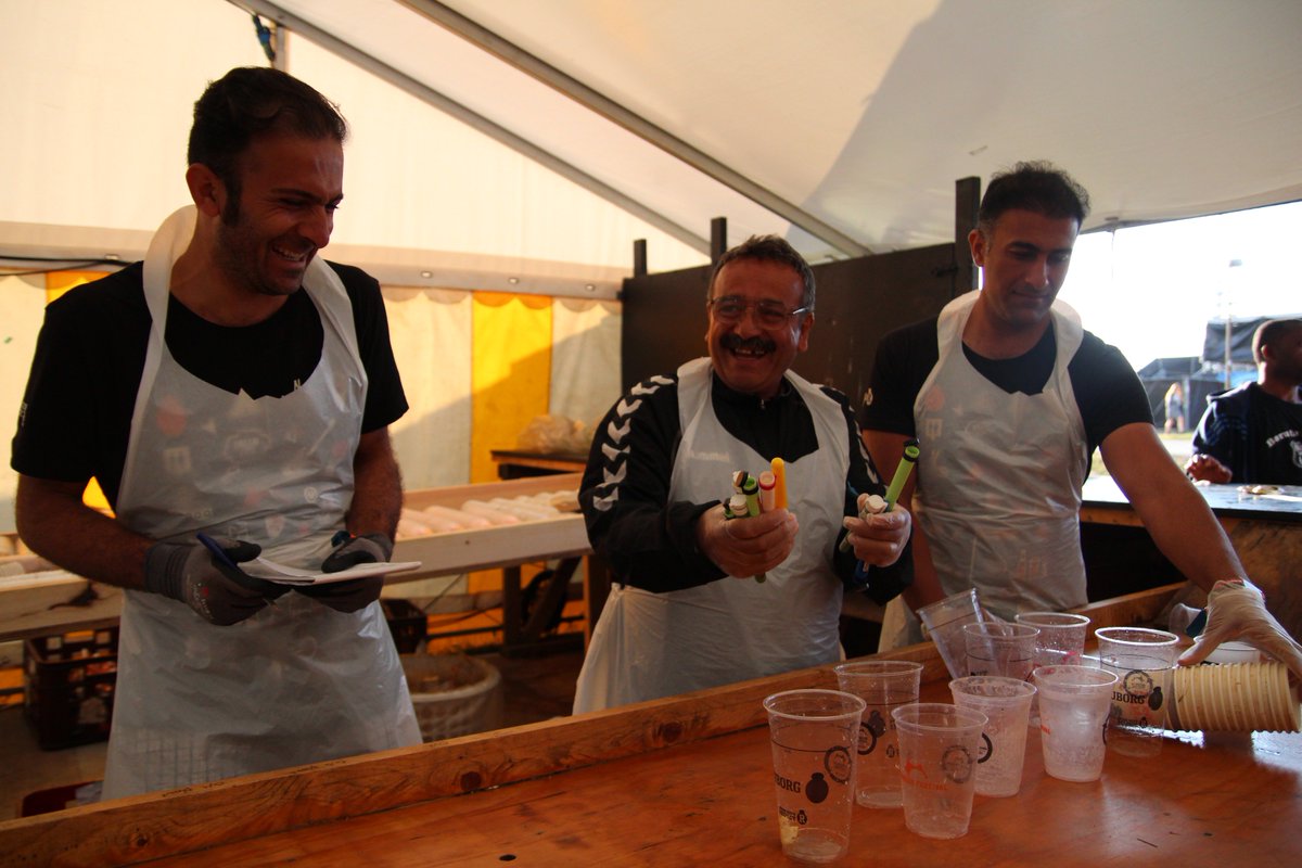 NewTimesDK's tweet photo. Flygtninge tager del i det hårde slid som frivillig på Roskilde Festival.Tak! @orangefeeling
https://t.co/mRyhHm4DgJ https://t.co/8oz8CVO7y2