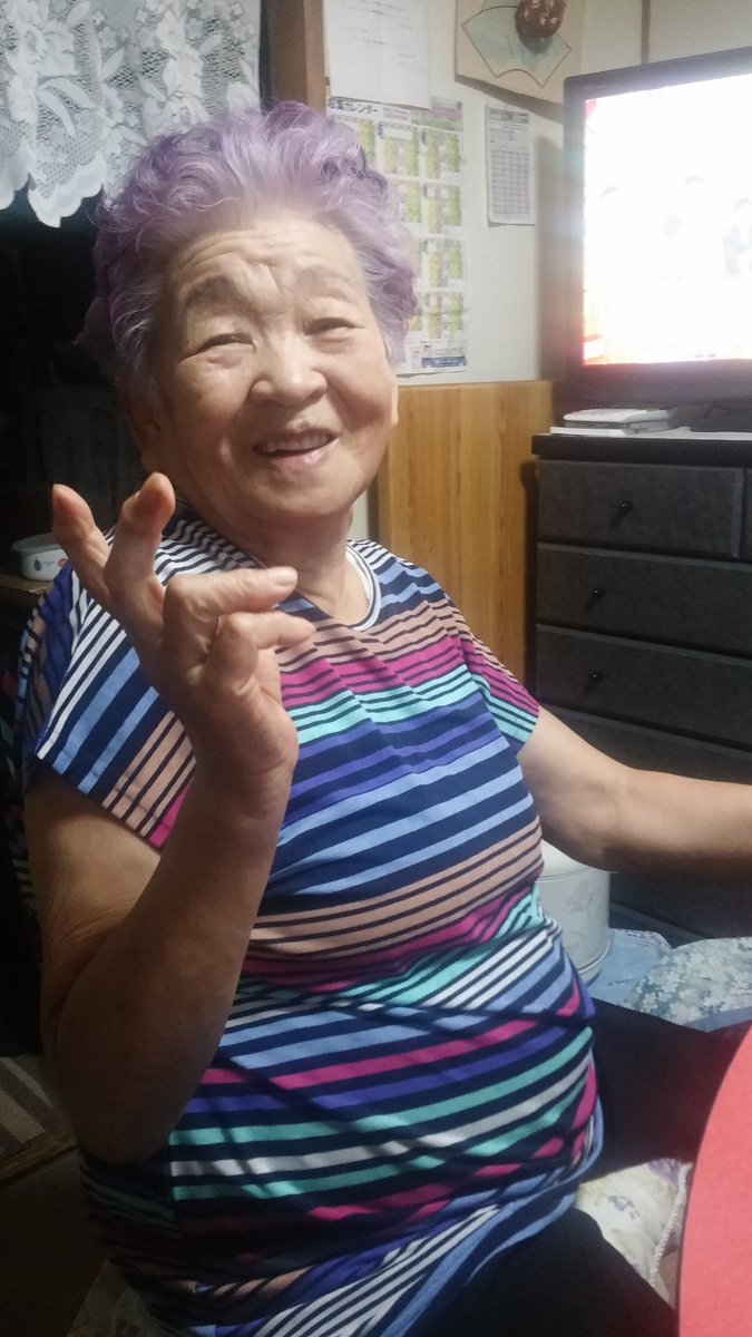 坂下 徳晃 ノリ ふんどし En Twitter ばあちゃんに凄い人気のあるワンオクってバンドのボーカルが髪を紫にしたみたいって言ったら 私もまた紫にしたら良いかなって言ってた あんたは自慢のばあちゃんだ