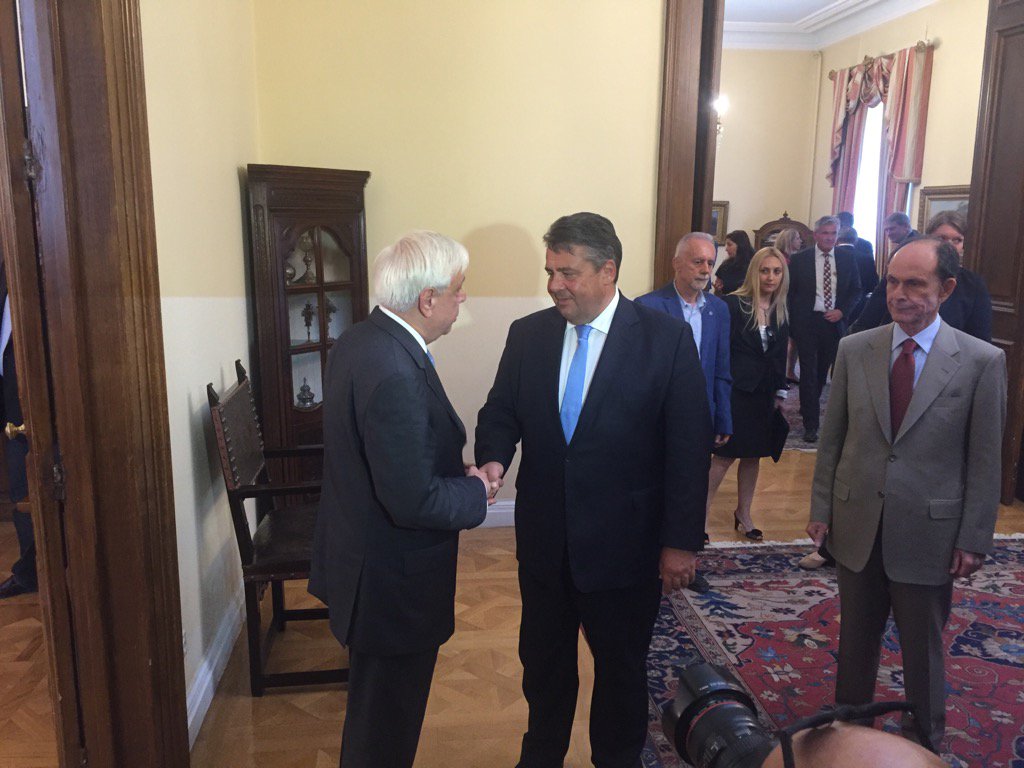 pedalh's tweet photo. Wirtschaftsminister Gabriel beim griechischen Staatspräsidenten.Gabriel will wirtschaftliche Kooperation voranbringe https://t.co/mM1G0CN9q0