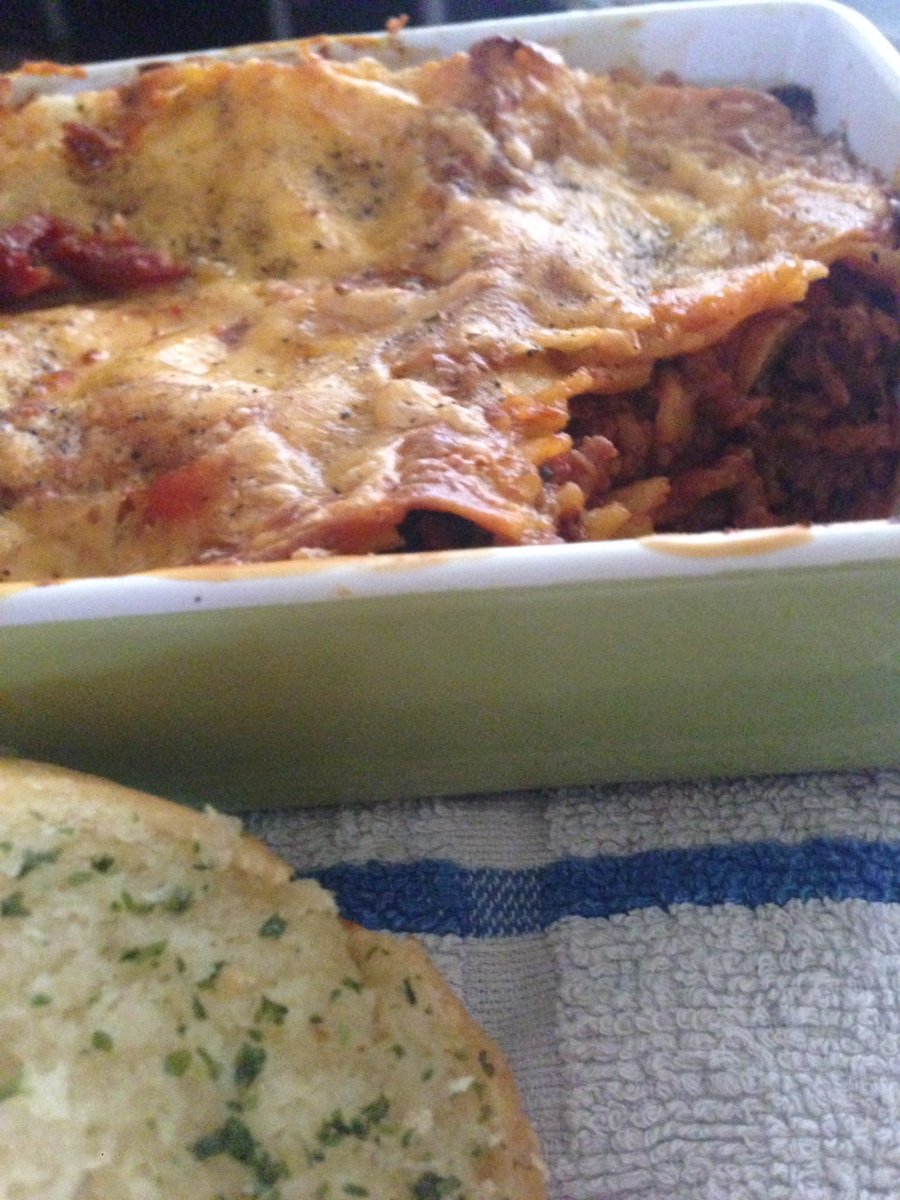 NatHotma's tweet photo. #lasange #foodiechats #garlicbread #basil #rich #creamy #gorgeous 🍴#homemade https://t.co/rlbqqYUrbW