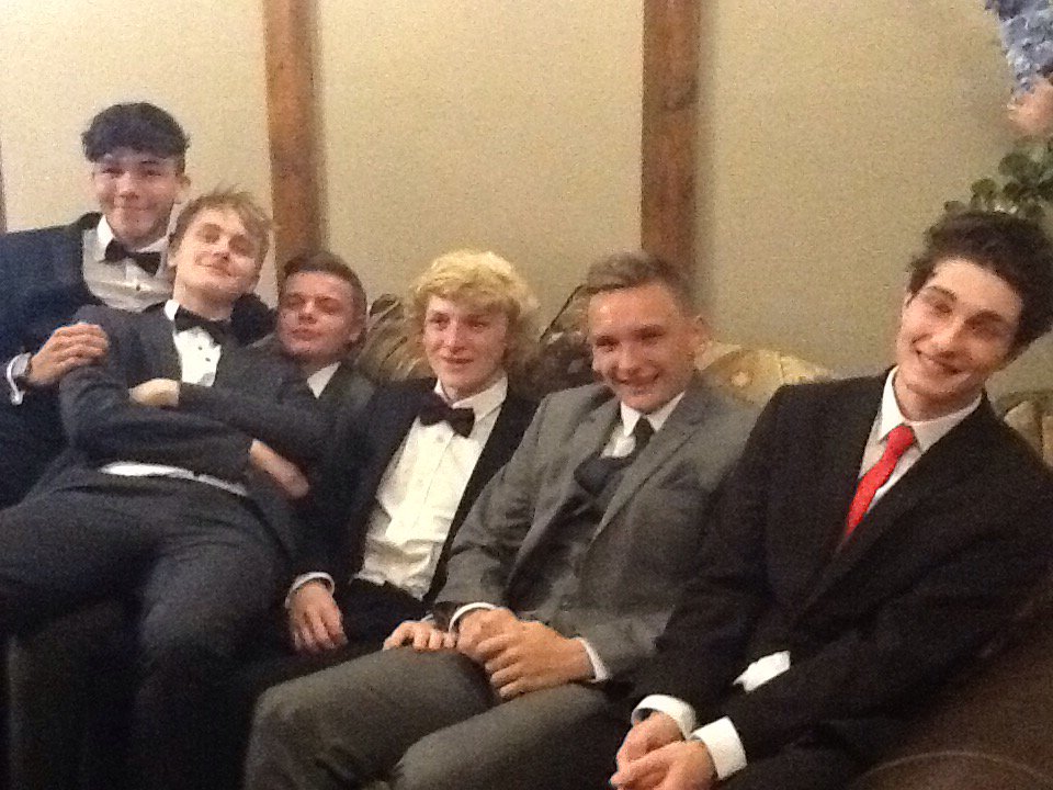 RHSCProm's tweet photo. #friends #RHSCProm2016 https://t.co/KtUmSx4L8r
